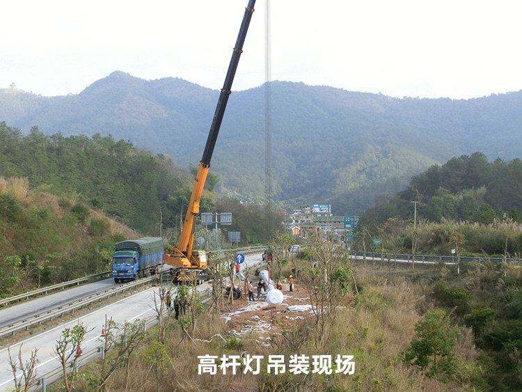 高速公路入口立交30米升降式丝瓜污污视频吊装立杆现场